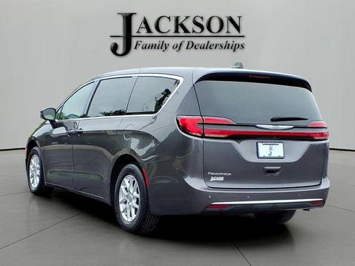 Granite Crystal Metallic Clearcoat 2023 Chrysler Pacifica Touring L