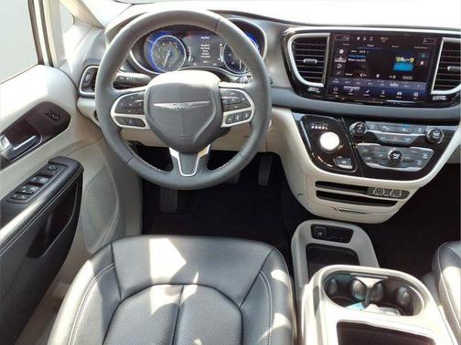 Bright White Clearcoat 2024 Chrysler Pacifica Touring L