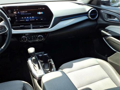 Mosaic Black Metallic 2025 Chevrolet Trax LT