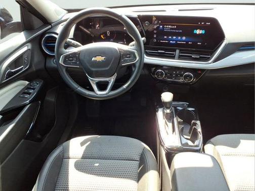 Mosaic Black Metallic 2025 Chevrolet Trax LT