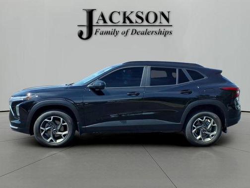 Mosaic Black Metallic 2025 Chevrolet Trax LT