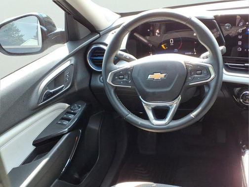 Mosaic Black Metallic 2025 Chevrolet Trax LT