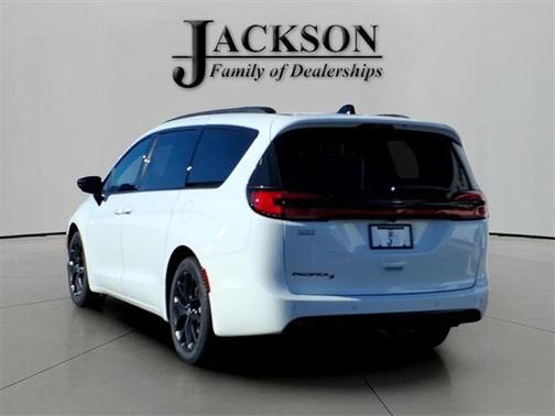 2026 Chrysler Pacifica L