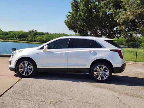 Crystal White Tricoat 2021 Cadillac XT5 Premium Luxury