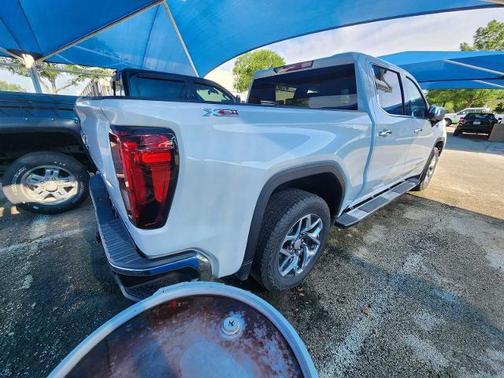 White Frost Tricoat 2023 GMC Sierra 1500 SLT