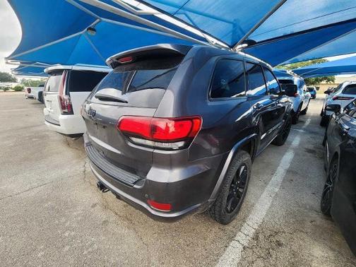 Granite Crystal Metallic Clearcoat 2017 Jeep Grand Cherokee Altitude