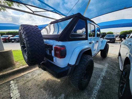 Bright White Clearcoat 2025 Jeep Wrangler Rubicon
