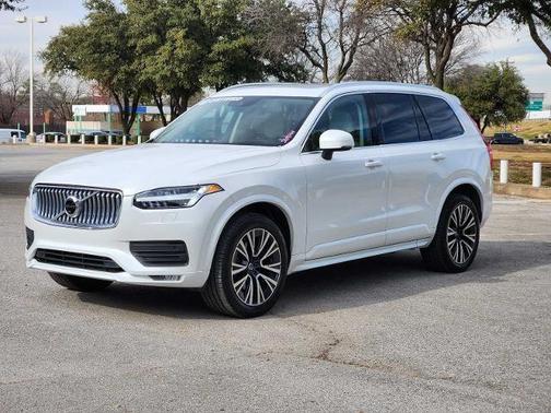 2022 Volvo XC90 T6 Momentum