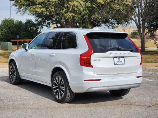 2022 Volvo XC90 T6 Momentum