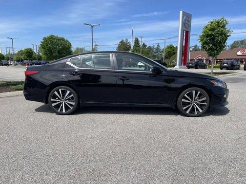 Black 2022 Nissan Altima 2.5 SR