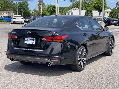 Black 2022 Nissan Altima 2.5 SR