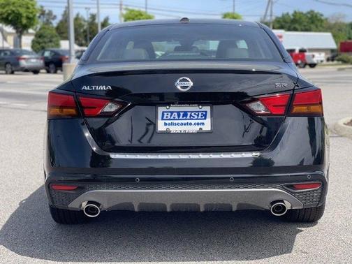 Black 2022 Nissan Altima 2.5 SR