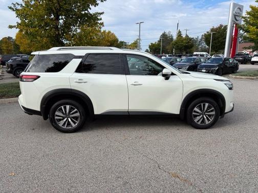 White 2024 Nissan Pathfinder SL