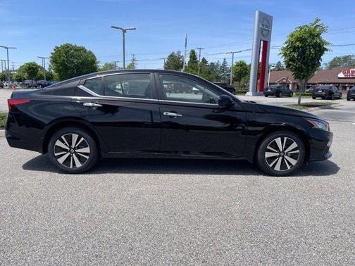 Black 2022 Nissan Altima 2.5 SV