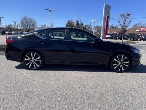 Photo 4 of 34 of 2020 Nissan Altima 2.0 SR
