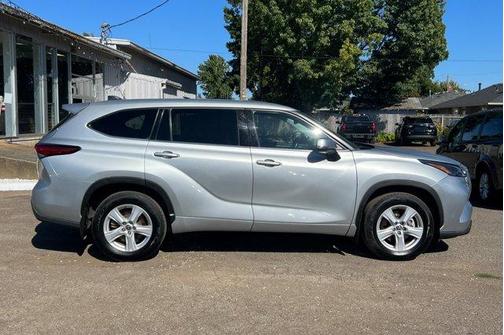 2022 Toyota Highlander LE