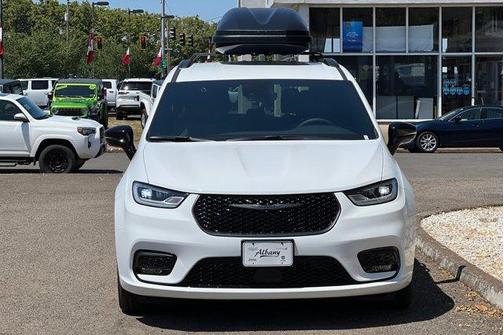 2025 Chrysler Pacifica Select