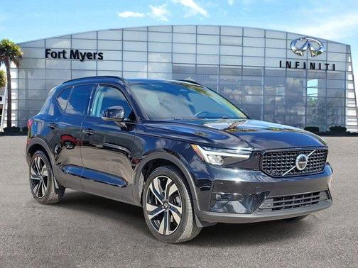 2023 Volvo XC40 B4 Plus Dark Theme