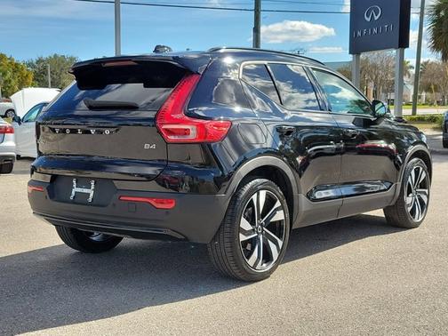 2023 Volvo XC40 B4 Plus Dark Theme