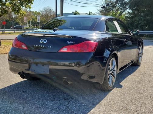 2015 INFINITI Q60 Base