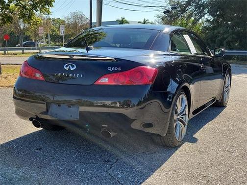 2015 INFINITI Q60 Base
