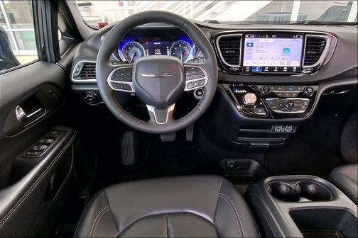 Diamond Black 2025 Chrysler Pacifica Select