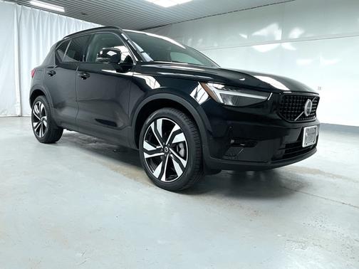 2025 Volvo XC40 Plus Dark Theme
