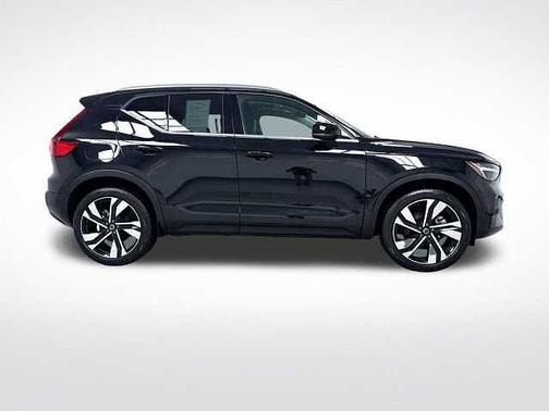 Onyx Black 2024 Volvo XC40 Plus