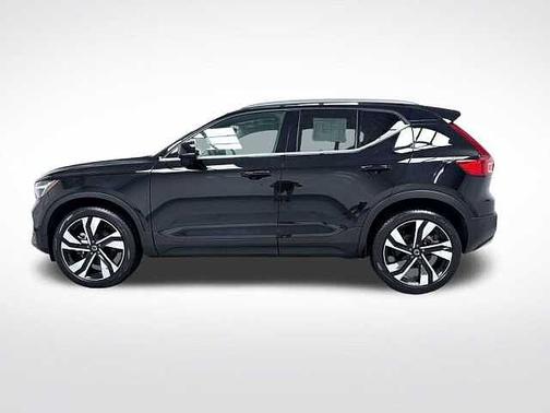 Onyx Black 2024 Volvo XC40 Plus