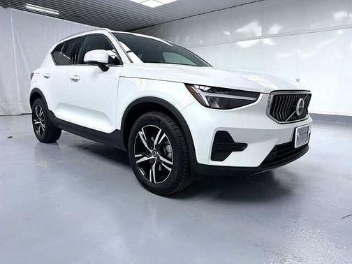 2025 Volvo XC40 Core