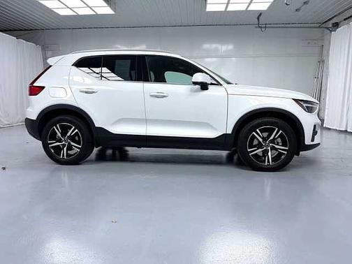 2025 Volvo XC40 Core