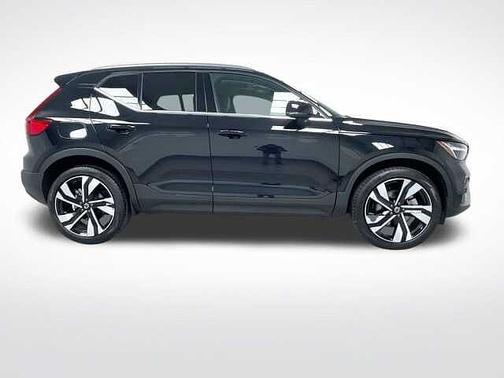 2025 Volvo XC40 Plus
