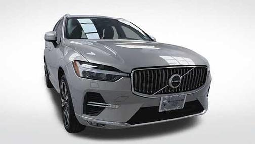 Silver Dawn 2023 Volvo XC60 Plus
