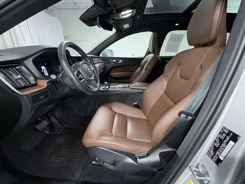 Silver Dawn 2023 Volvo XC60 Plus