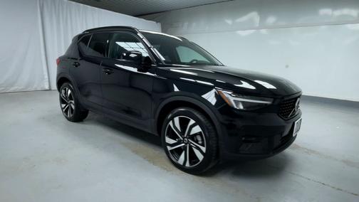 2025 Volvo XC40 Plus Dark Theme