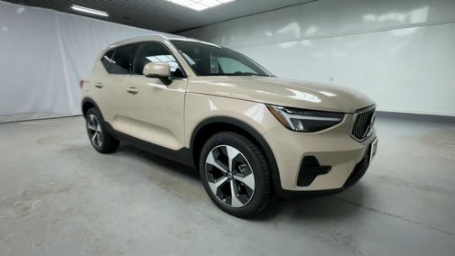 2025 Volvo XC40 Core Bright Theme