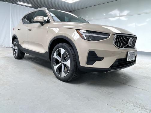 2025 Volvo XC40 Core Bright Theme