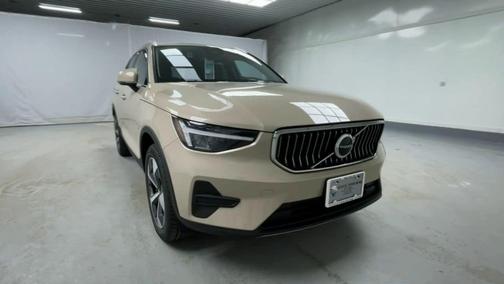 2025 Volvo XC40 Core Bright Theme