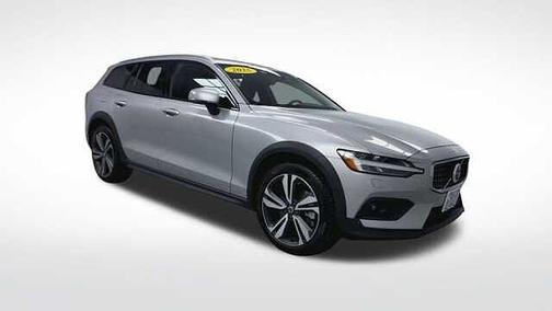 Silver Dawn 2025 Volvo V60 Cross Country Plus