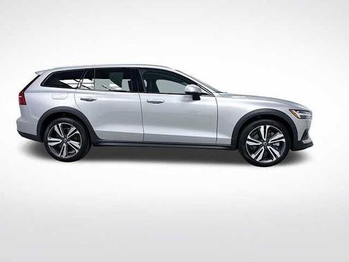 Silver Dawn 2025 Volvo V60 Cross Country Plus