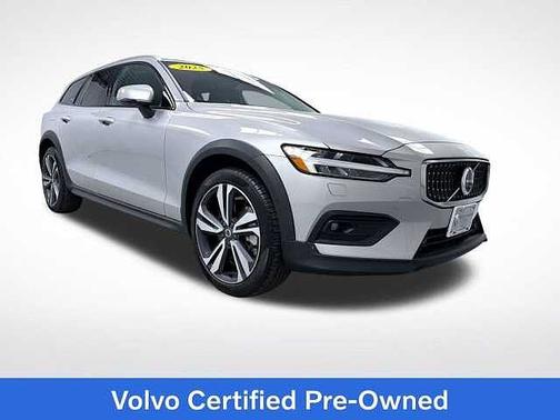 Silver Dawn 2025 Volvo V60 Cross Country Plus