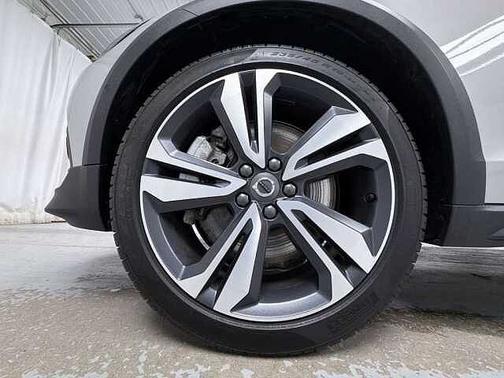 Silver Dawn 2025 Volvo V60 Cross Country Plus