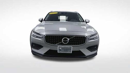 Silver Dawn 2025 Volvo V60 Cross Country Plus