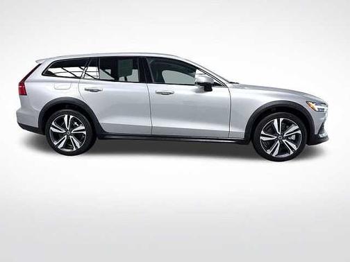 2025 Volvo V60 Cross Country Plus