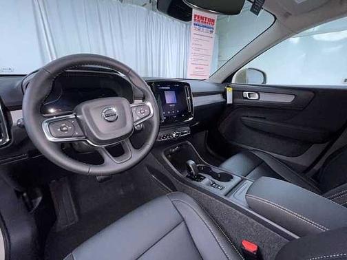 2025 Volvo XC40 Core