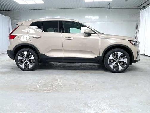 2025 Volvo XC40 Core
