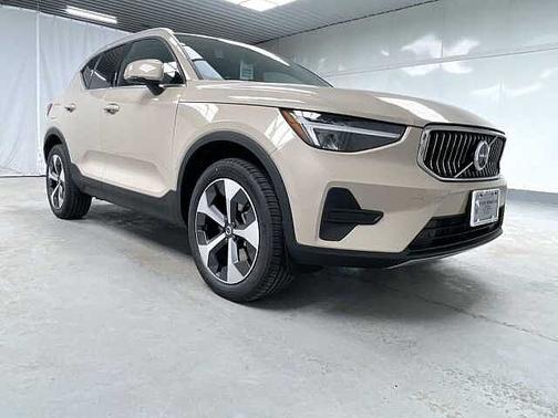 2025 Volvo XC40 Core