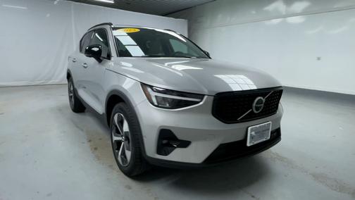 2023 Volvo XC40 Plus Dark Theme