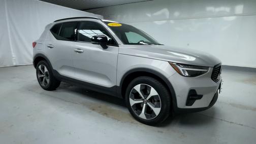 2023 Volvo XC40 Plus Dark Theme