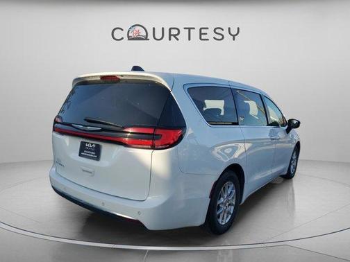 2023 Chrysler Pacifica Touring-L